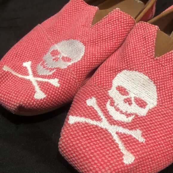 TOMS pink with white skullโshoes - unknown size 8-1/2 to 9 maybe VERYโCUTE - Picture 2 of 16